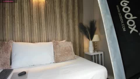 V A N N E S A   online show from 23, 10, 2025