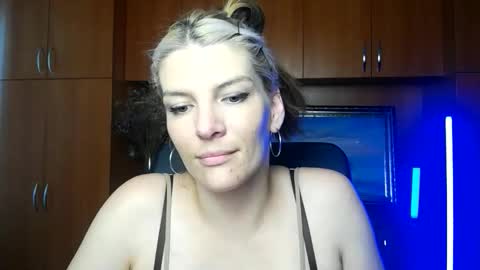 Snapshot of vanrey_ chatting on 5, 6, 2026 Vanessa online show from 5, 6, 2026