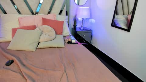 Vee Simons online show from 4, 1, 2025