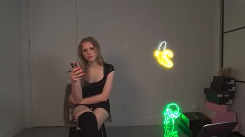 VelvetTGirl online show from 16, 3, 2026