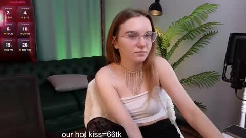 Snapshot of velvetvalkyries chatting on 26, 2, 2025 CLEOshort hair TIna long hair online show from 26, 2, 2025