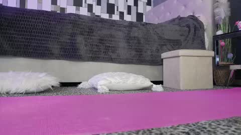 venusinylons online show from 4, 3, 2026