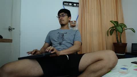 Snapshot of versatileguuy chatting on 20, 12, 2025 versatileguuy online show from 20, 12, 2025