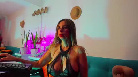 Snapshot of victoria_jhones chatting on 2, 2, 2025 Victoria online show from 2, 2, 2025