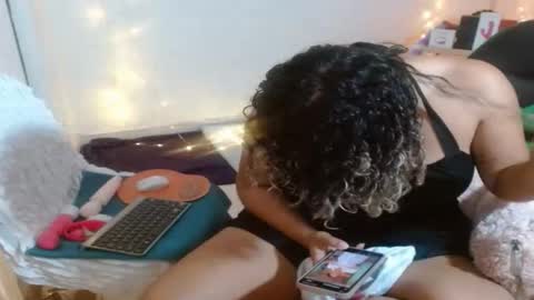 Snapshot of victoria_miler chatting on 18, 12, 2025 VICKY online show from 18, 12, 2025