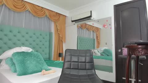 victoria_sweets_ online show from 1, 2, 2025