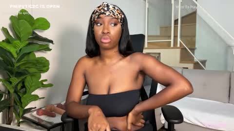 Snapshot of violet6xft chatting on 27, 3, 2026 Fantasy Black Girl online show from 27, 3, 2026