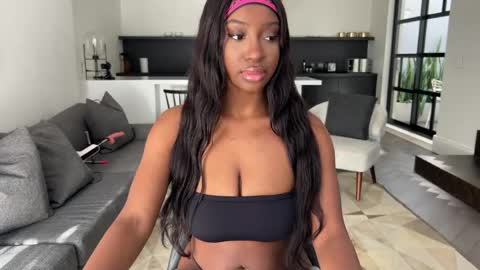 Snapshot of violet6xft chatting on 8, 5, 2026 Fantasy Black Girl online show from 8, 5, 2026