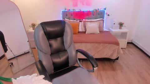 violet_anderson_ online show from 23, 7, 2026
