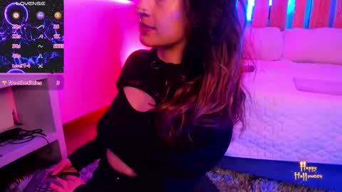 Snapshot of violet_jonesss chatting on 11, 10, 2025 Violet Jones online show from 11, 10, 2025