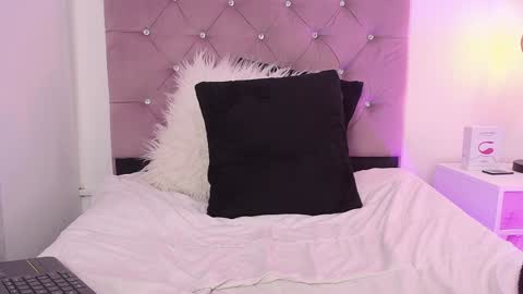 Snapshot of violet_queen2 chatting on 23, 1, 2025 Mary online show from 23, 1, 2025