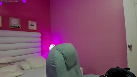 Snapshot of violet_sinclair chatting on 7, 6, 2026 violet_sinclair online show from 7, 6, 2026