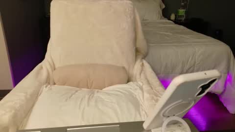 violet_winter97 online show from 19, 4, 2026