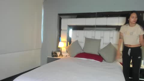 Snapshot of violetskinny chatting on 21, 11, 2025 violetskinny online show from 21, 11, 2025