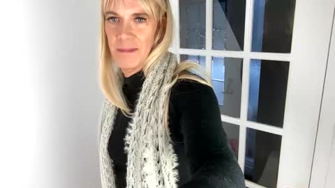 Snapshot of viviannexxx2022 chatting on 28, 12, 2024 Vivlove online show from 28, 12, 2024