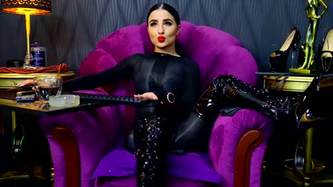 Snapshot of vivianreeve chatting on 18, 12, 2024 Vivian Reeve online show from 18, 12, 2024