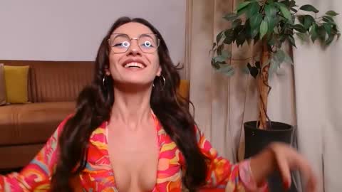 Vivienne online show from 25, 10, 2025