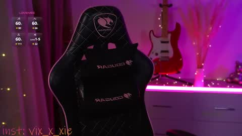 Snapshot of vixxxiee chatting on 5, 3, 2025 vixxxiee online show from 5, 3, 2025