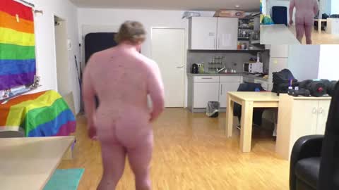 Snapshot of waldw123 chatting on 28, 10, 2025 Yarlim online show from 28, 10, 2025