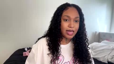 Snapshot of wetcreamerr chatting on 2, 10, 2025 SheSquirts online show from 2, 10, 2025