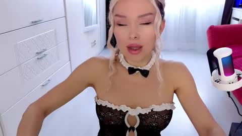 WhiteLaBunny online show from 8, 2, 2026