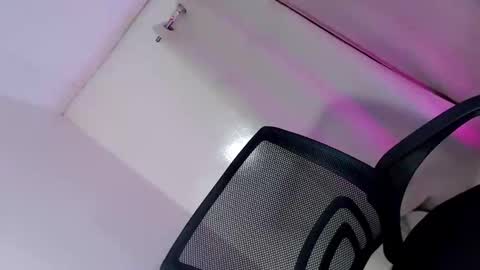 Snapshot of wildest_dream1 chatting on 28, 10, 2025 wildest_dream1 online show from 28, 10, 2025