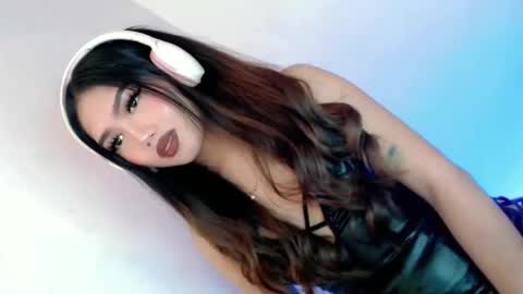 LE XI online show from 4, 12, 2025