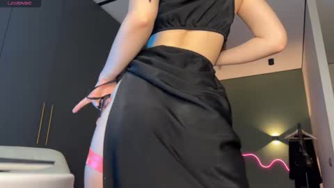 Snapshot of withlovebella chatting on 25, 11, 2025 Isobelle online show from 25, 11, 2025