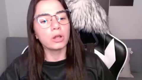 Snapshot of wolfs_daughter chatting on 26, 9, 2025 Alex online show from 26, 9, 2025