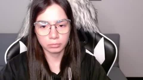 Snapshot of wolfs_daughter chatting on 13, 11, 2025 Alex online show from 13, 11, 2025