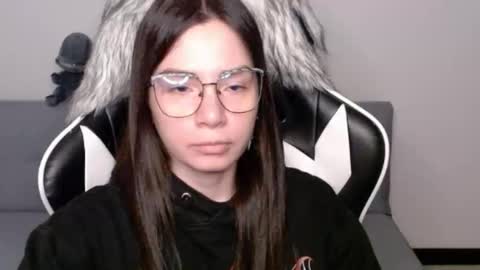 Snapshot of wolfs_daughter chatting on 20, 11, 2025 Alex online show from 20, 11, 2025