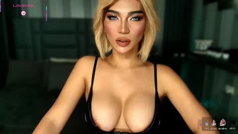 Snapshot of womanofyourdesire_ts chatting on 19, 12, 2025 Julia online show from 19, 12, 2025