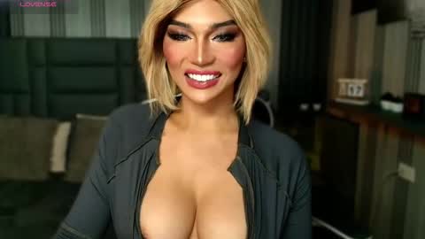 Snapshot of womanofyourdesire_ts chatting on 21, 12, 2025 Julia online show from 21, 12, 2025