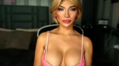 Snapshot of womanofyourdesire_ts chatting on 13, 1, 2026 Julia online show from 13, 1, 2026