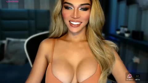 Snapshot of womanofyourdesire_ts chatting on 2, 2, 2026 Julia online show from 2, 2, 2026