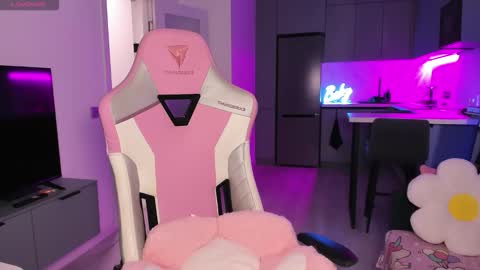 Snapshot of wowlovie666 chatting on 28, 10, 2025 Emi online show from 28, 10, 2025