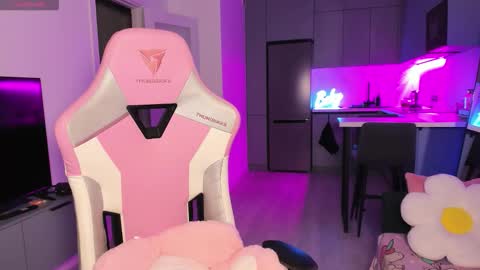 Snapshot of wowlovie666 chatting on 30, 10, 2025 Emi online show from 30, 10, 2025