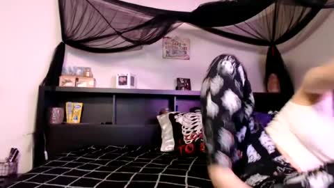 Snapshot of wrenleigh chatting on 12, 6, 2026 Crystal Lake online show from 12, 6, 2026