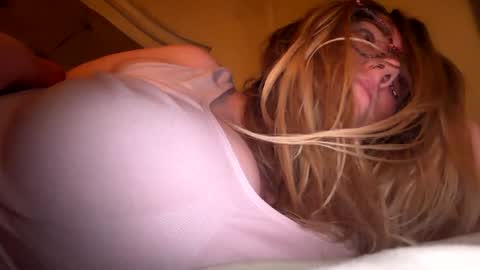 Snapshot of x_dreamgirl_x chatting on 3, 5, 2026 Mariah online show from 3, 5, 2026