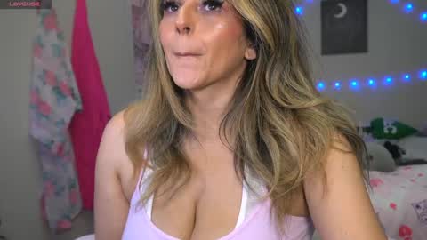 Snapshot of xclusivesecrets chatting on 29, 11, 2025 spoil me here online show from 29, 11, 2025