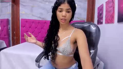 Snapshot of ximena_ruiz18 chatting on 4, 6, 2026 Ximena Ruiz online show from 4, 6, 2026