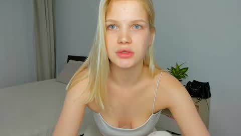Snapshot of xloe_queen chatting on 23, 6, 2026 Chloe online show from 23, 6, 2026