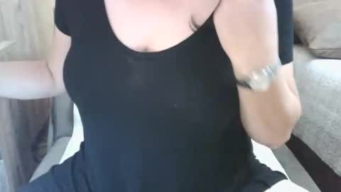 Snapshot of xxalexis chatting on 8, 6, 2026 HotMomAlex online show from 8, 6, 2026