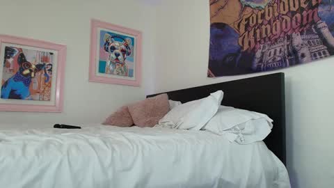 Lil Luna online show from 7, 10, 2025