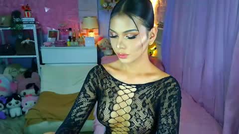 YANG AUDREY LONE online show from 23, 4, 2026