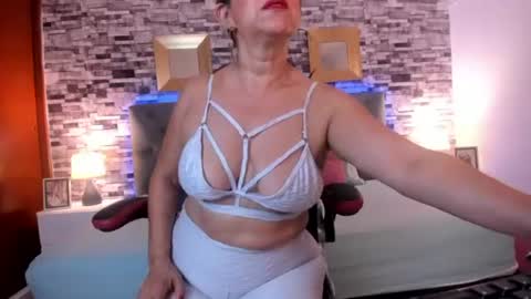 Yeseniaa  online show from 14, 7, 2026