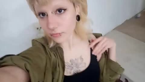 Snapshot of yolondamihara chatting on 5, 12, 2025 Lilly online show from 5, 12, 2025