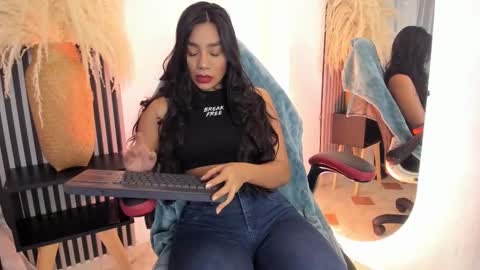 Snapshot of yourcutemolly chatting on 8, 3, 2025 Selena online show from 8, 3, 2025