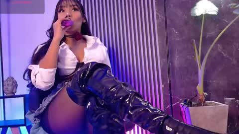 Snapshot of yourcutemolly chatting on 20, 11, 2025 Selena online show from 20, 11, 2025