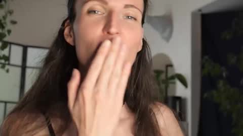 Snapshot of yulladao chatting on 12, 10, 2025 yulla dao online show from 12, 10, 2025